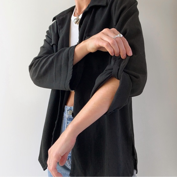 ‼️SOLD‼️ Vintage black crinkle oversized button down shirt / shacket - Picture 2 of 5